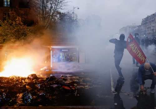 Francja w chaosie, brutalne sceny na ulicach. Protestujący stracił dwa palce