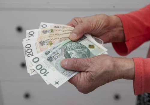 Żona całe życie pracowała w gospodarstwie. Czy dostanie emeryturę z KRUS?