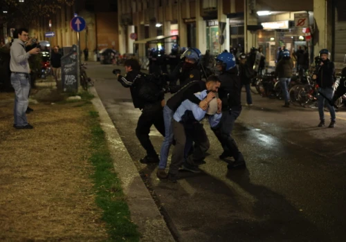 Włochy/ Tysiące ludzi na protestach przeciw wysokim kosztom życia; starcia z policją i zatrzymania