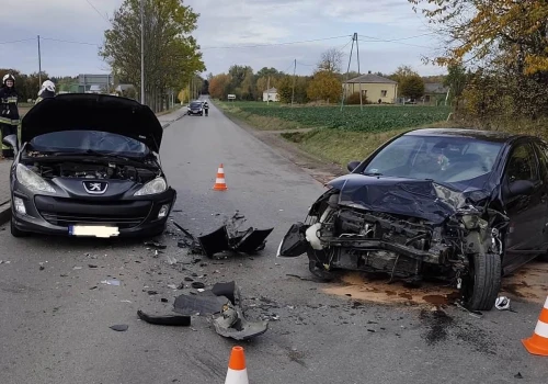 Włączał się do ruchu, doprowadził do wypadku. Dwie osoby trafiły do szpitala