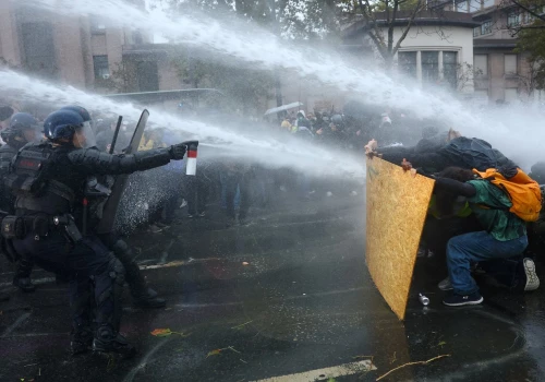Rzucanie kamieniami, gaz i armatki wodne. Tak wyglądały protesty we Francji