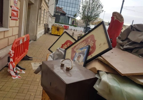Szokujący widok przed siedzibą Rzecznika Praw Obywatelskich. Polskie godła znalazły się wśród śmieci