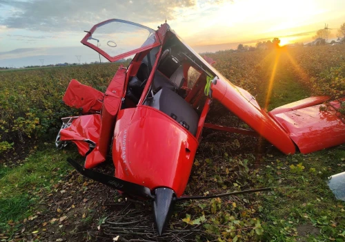 Awaryjne lądowanie pod Sochaczewem. Samolot uderzył w betonowe ogrodzenie, pilot wyszedł o własnych siłach