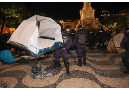 Pałki i paralizatory. Policja usunęła demonstrantów z Lizbony i Porto