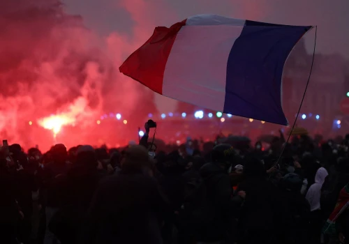 Znów gaz, armatki wodne i kamienie - protesty w Europie. Szef MSZ Słowacji leci do Moskwy