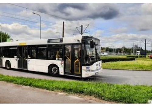 Toruń. Zmiany w komunikacji miejskiej na Wszystkich Świętych. Niektóre autobusy pojadą częściej, 1 listopada za darmo