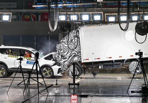 Zderzyli chińskiego SUV-a z ciężarówką. Chery chce być jak Volvo