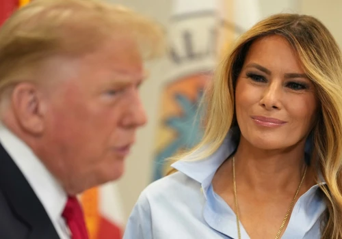 Rozpięty guzik i podwinięte rękawy. Melania Trump zachwyca u boku męża
