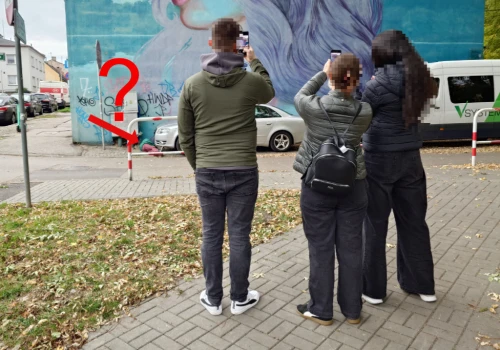 Mural ważniejszy od leżącego człowieka? Nie wszyscy byli obojętni! | ZDJĘCIA