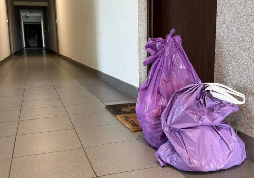 Wprowadzili się i wystawiają śmieci przed drzwiami. "Nie chcemy trzymać w domu"