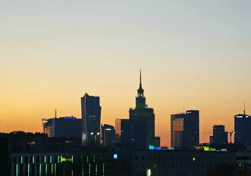 Słońce „zajdzie wcześniej”. Po zmianie czasu w Warszawie ciemno będzie już o tej godzinie