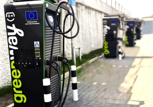 GreenWay nadal liderem szybkiego ładowania z udziałem ponad 20%. Lidl i Powerdot coraz bliżej