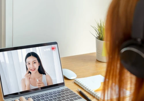 Koreańska pielęgnacja i "glass skin" pod lupą. Tak nas okłamują na TikToku?