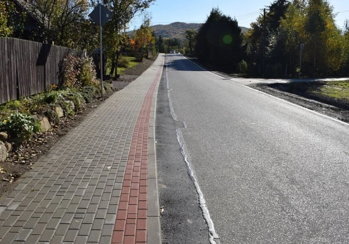 Węglówka po zmianach. Drogę poszerzono, a piesi zyskali chodnik