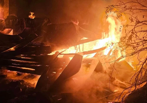 Nocny alarm dla strażaków na Podkarpaciu. Ogień zniszczył budynek mieszkalny i gospodarczy
