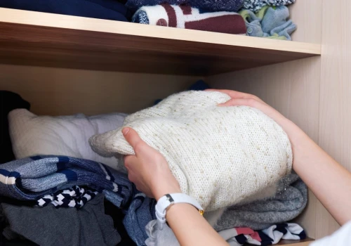 Mole zalęgły się w szafie z ubraniami? Tak pozbędziesz się ich na dobre