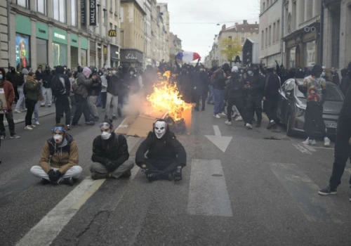 Francja znów zapłonęła gniewem. Są najnowsze dane o rannych i zatrzymanych