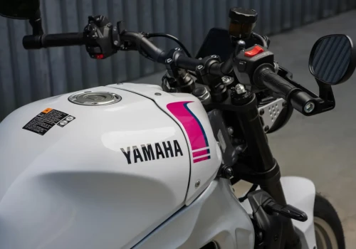 Biały motocykl z różowymi detalami? Yamaha pokazuje, że odważne kolory znów są modne