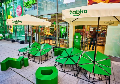 Kto ustala godziny otwarcia Żabki? Zasady dla franczyzobiorców