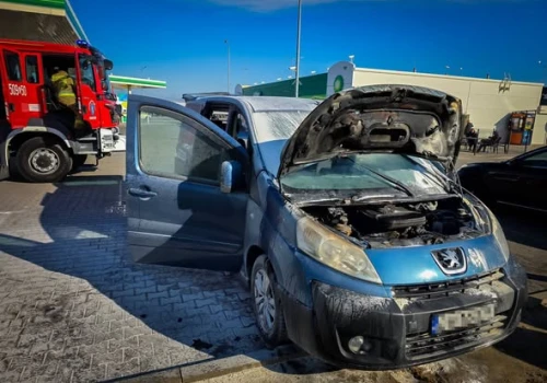 Pożar samochodu na MOP Markuszów. Na miejscu trzy zastępy straży