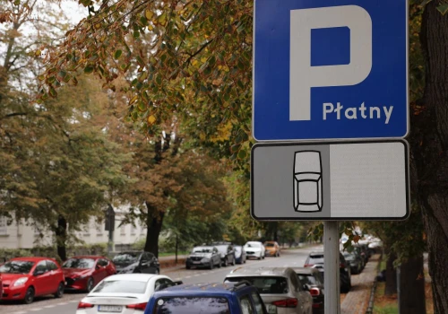 Parkowanie "na chwilkę" może skończyć się lawetą. Przepisy są jasne