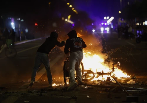 Hiszpania: starcia z policją i plądrowanie sklepów podczas wieczornego protestu w Barcelonie