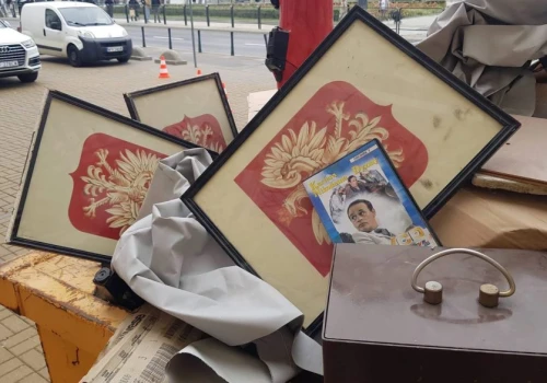 Orzeł w koronie wśród odpadów.