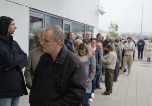Przedterminowe wybory w Serbii. Tłumy głosujących, część przyszła z własnymi długopisami