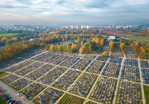 Krakowskie cmentarze będą otwarte dłużej. Zmiany zaczną się przed Wszystkimi Świętymi
