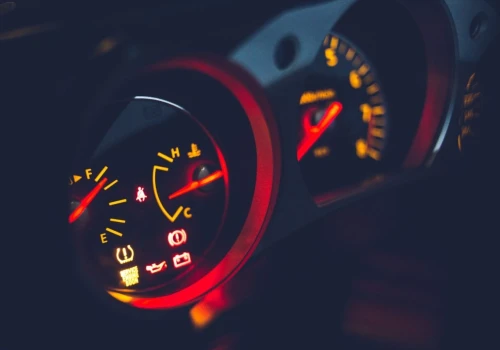 Lampka rezerwy świeci od dwóch dni, a ty dalej jeździsz, bo stacja po drodze jest droższa. Mechanicy mówią, że oszczędność może zjeść pompa paliwa za kilka tysięcy