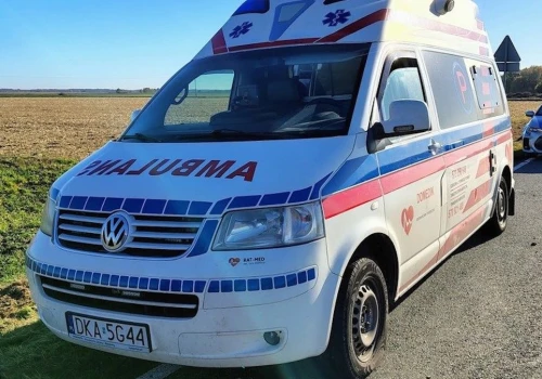 Brawurowy pościg za karetką. Doszło do potrącenia policjantki, padły strzały