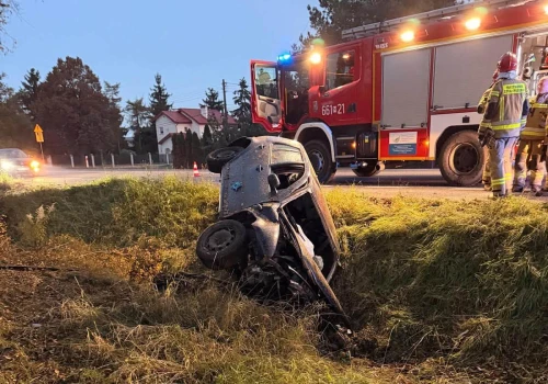 Tajemniczy wypadek na DK92. Pasażerka trafiła do szpitala, kierowca zniknął. Ruszyły poszukiwania z dronami