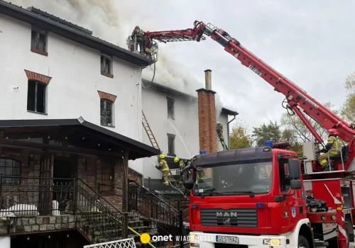 Pożar restauracji Młyn w Bytowie. Siedemnaście zastępów straży walczy z ogniem