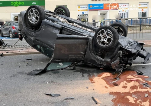Zderzenie aut na Mokotowie. Jedno dachowało. Skrzyżowanie zablokowane