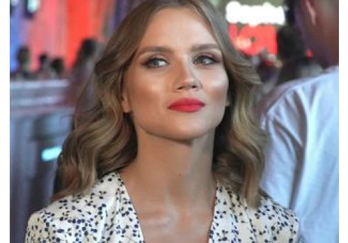 Zapomnij o klasycznej czerwieni. Kaczorowska lansuje terracotta nails na jesień 2026