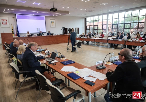 Kulisy samorządu: Radny nie jest na liście płac wójta