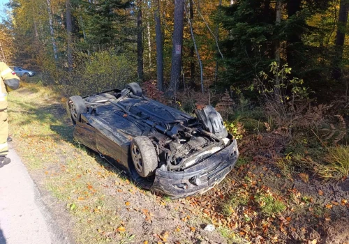 Fatalny finał podróży. Auto wypadło z jezdni, dachowało i wylądowało w rowie