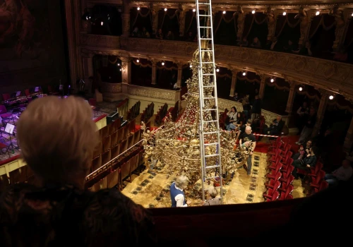 Niezwykły widok w Teatrze Słowackiego. Żyrandol opuszczono i wymieniono w nim żarówki