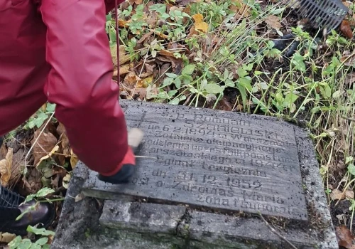 Sprzątali zapomniany cmentarz. Odkryli mogiłę bohatera