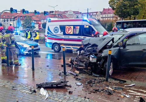 Zasłabł i wjechał w zaparkowane auta