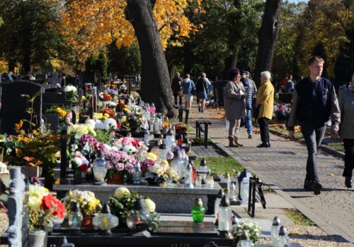 Polacy kupują sobie nagrobki za życia. "Powstała społeczna fobia"