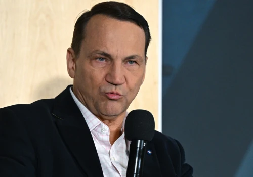 „Rosja prowadzi przeciw Polsce wojnę”. Rajd Sikorskiego po amerykańskich mediach