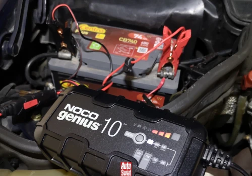 Auto nie chce odpalić? Tak naładujesz akumulator i unikniesz kosztownego błędu
