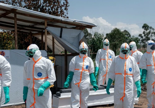 W obliczu epidemii Eboli zarządzili obowiązkową kwarantannę na własny koszt