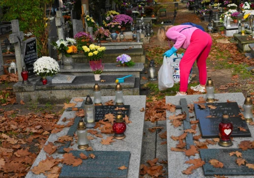 Przed 1 listopada Polacy płacą za to aż 500 zł. Nie muszą nawet iść na cmentarz