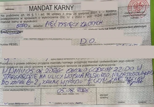 Dali seniorce 10 tys. zł mandatu, bo źle skręciła. Policjanci ukarani