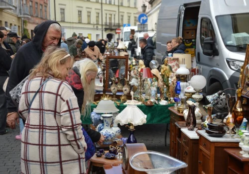 Tłumy na lubelskiej giełdzie staroci. Jesienna niedziela przyciągnęła kolekcjonerów i łowców okazji