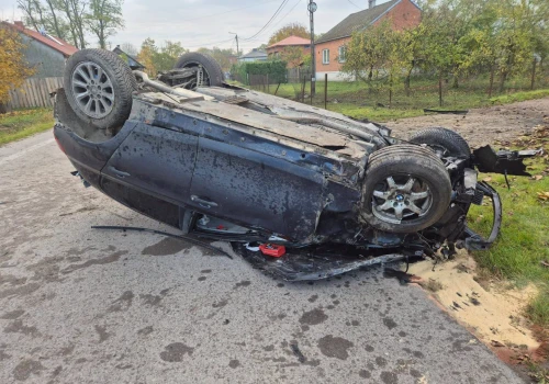 Pijany 17- latek za kierownicą. Jego samochód dachował w rowie