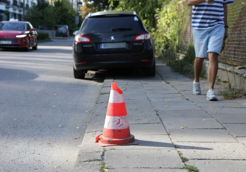 Czy wolno zająć miejsce pachołkiem? Komisarz o parkingowych "rezerwacjach"