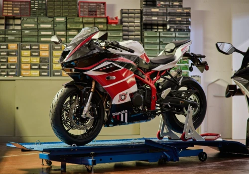 Mały, ale luksus. Bimota KB399: cztery cylindry, 80 KM i dwie wersje